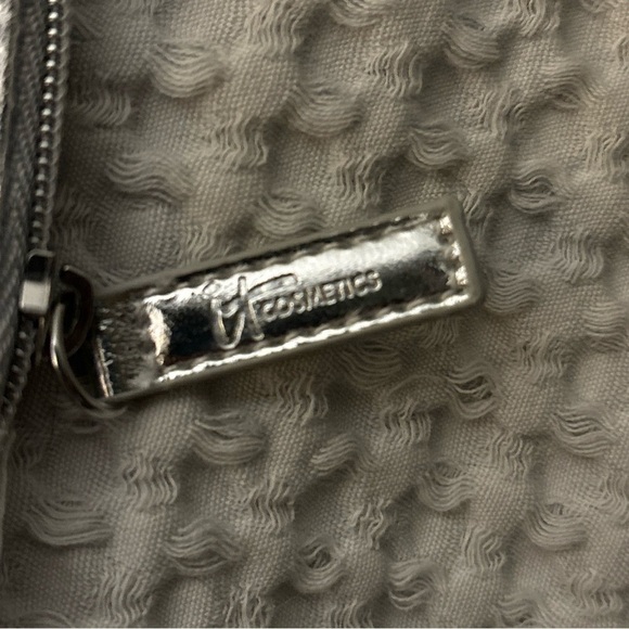 It Cosmetics Valentines Day Shiny Silver hearts makeup cosmetic bag Pouch - Picture 2 of 3